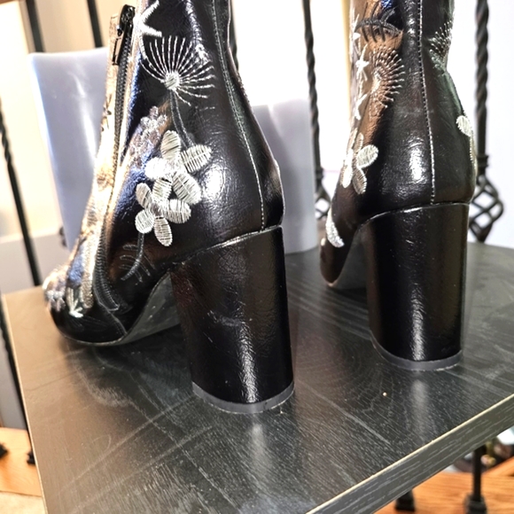 Boots - Picture 3 of 7